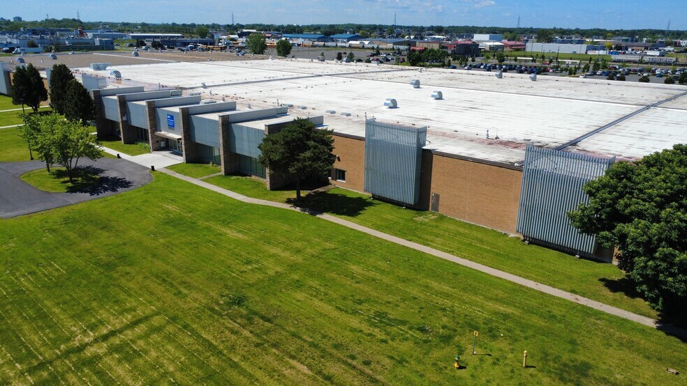 More Photos Of 800 Boul Industriel, St-Jean Warehouse For Lease