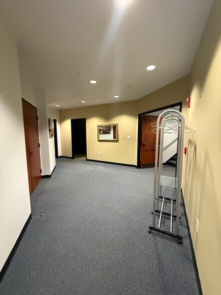 More Photos Of 700 Washington St, Columbus Office For Lease