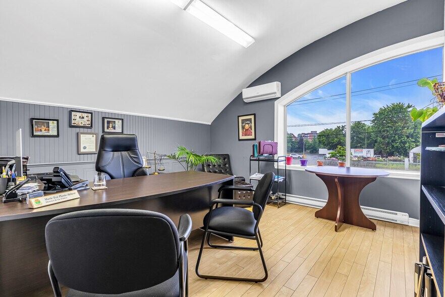 More Photos Of 600-606 Ch De Saint-Jean, La Prairie General Retail For Sale