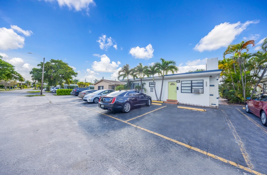 More Photos Of 700 NE 6th St, Hallandale Beach Apartments For Sale