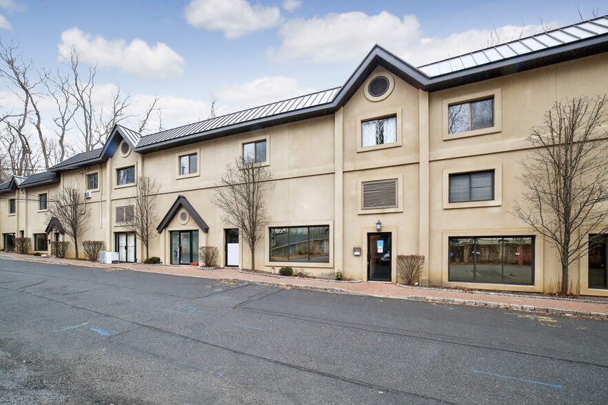 More Photos Of 7-11 Legion Dr, Valhalla Medical For Lease