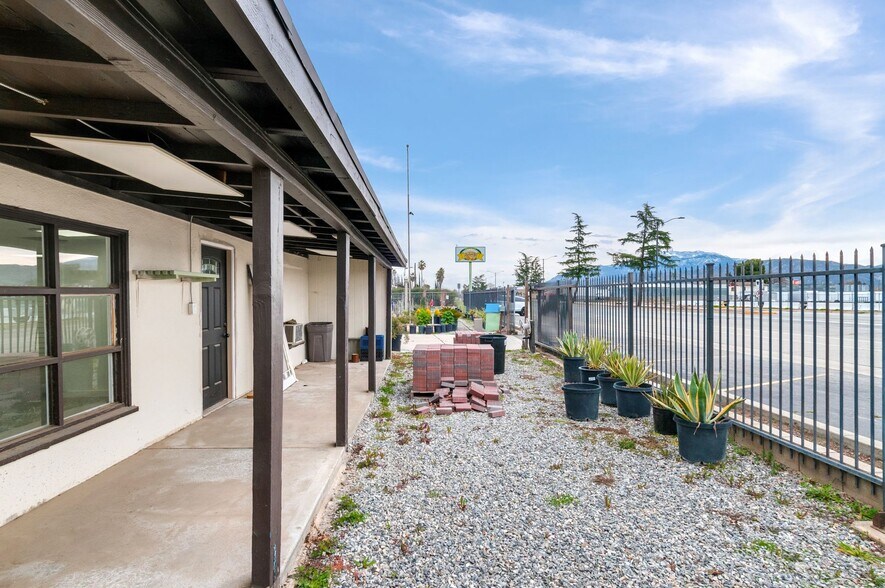 More Photos Of 1450-1454 E 6th St, Beaumont General Retail For Sale