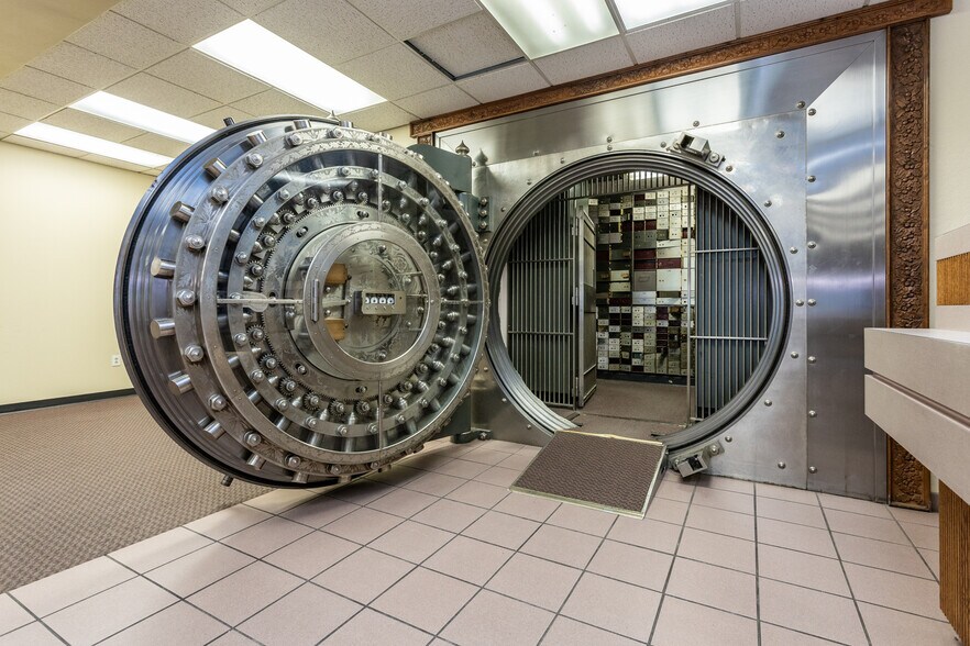 More Photos Of 1520 Washington Ave, Alton Bank For Sale