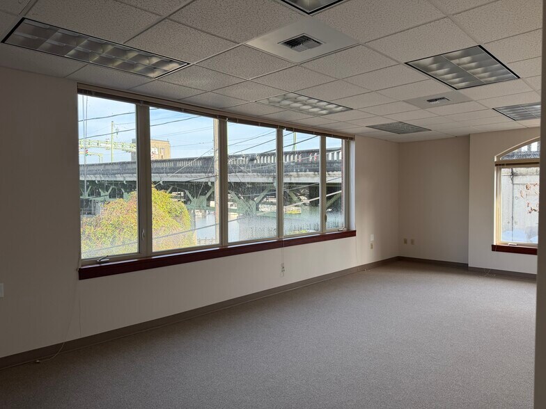 More Photos Of 3302 Fuhrman Ave E, Seattle Office For Lease