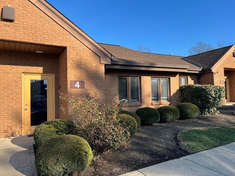 More Photos Of 1375 Kemper Meadow Dr, Forest Park Office Residential For Lease