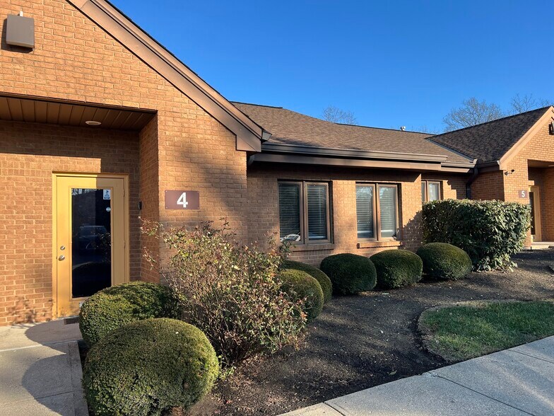 More Photos Of 1375 Kemper Meadow Dr, Forest Park Office Residential For Lease
