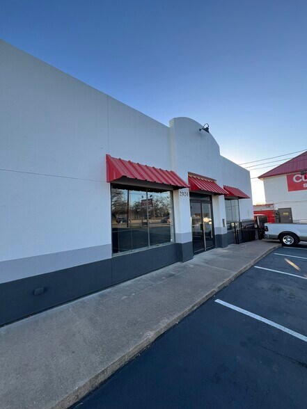 More Photos Of 2924 W Division St, Arlington Unknown For Lease