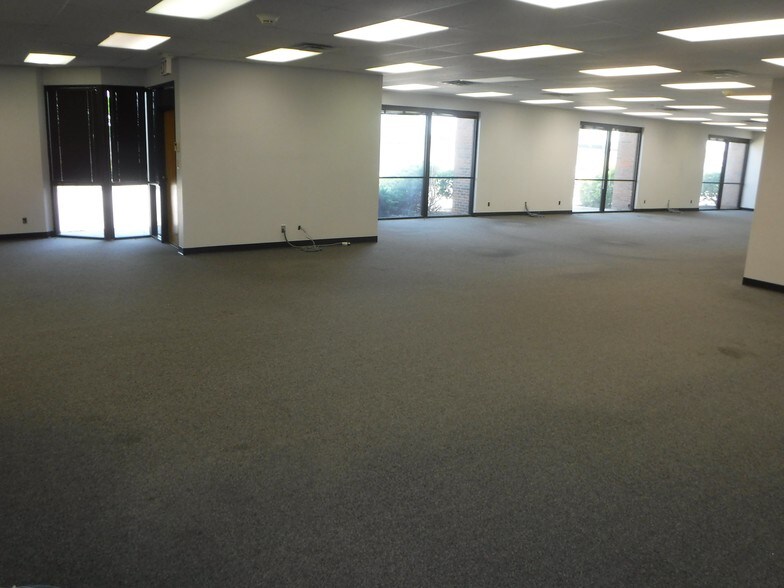 More Photos Of 7803 E Osie St, Wichita Research And Development For Lease