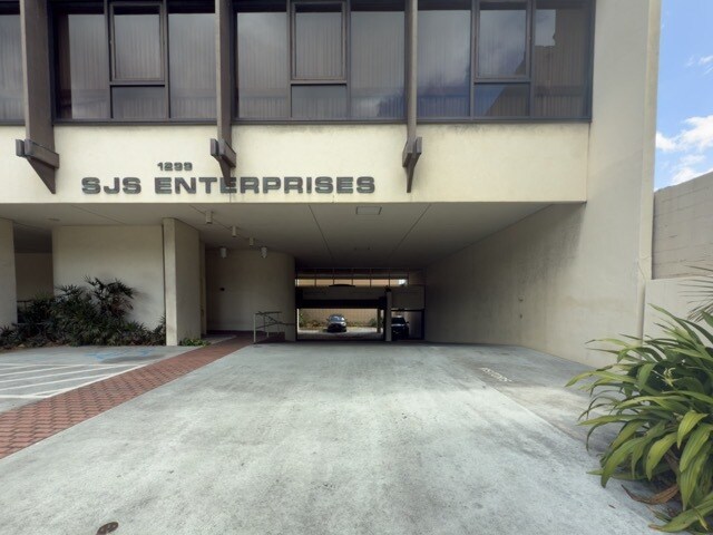 More Photos Of 1297-1313 S Beretania St, Honolulu Office For Lease