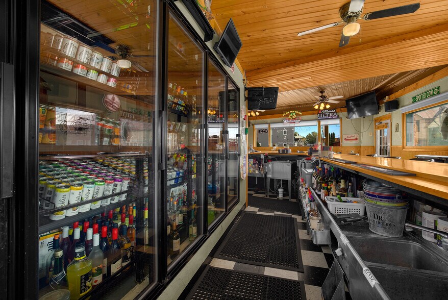 More Photos Of 112 N Shore Dr, Fountain City Restaurant For Sale