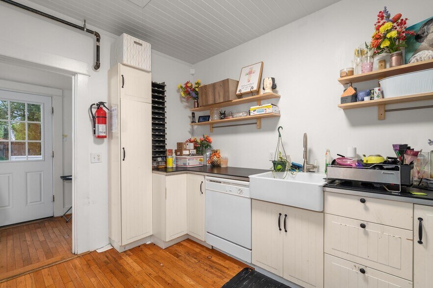 More Photos Of 5011 NE 13th Ave, Portland Office For Sale