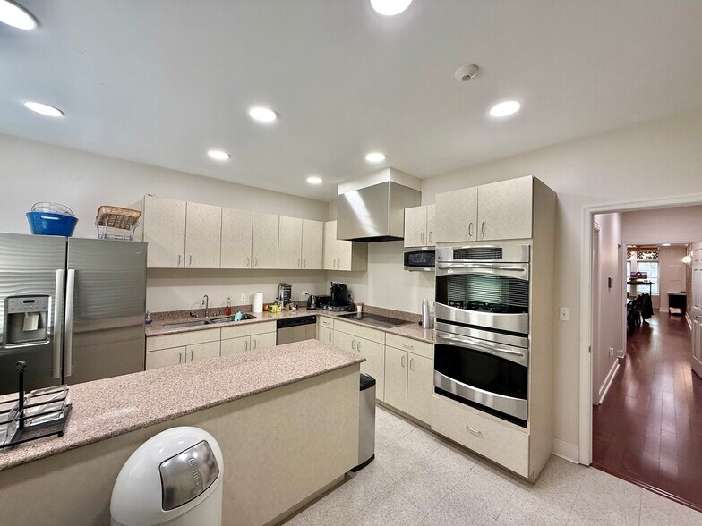 More Photos Of 509 2nd St NE, Washington Office For Lease