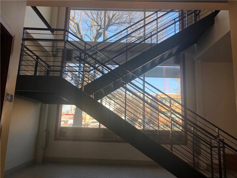 More Photos Of 1-3 E Armour Blvd, Kansas City Office For Lease