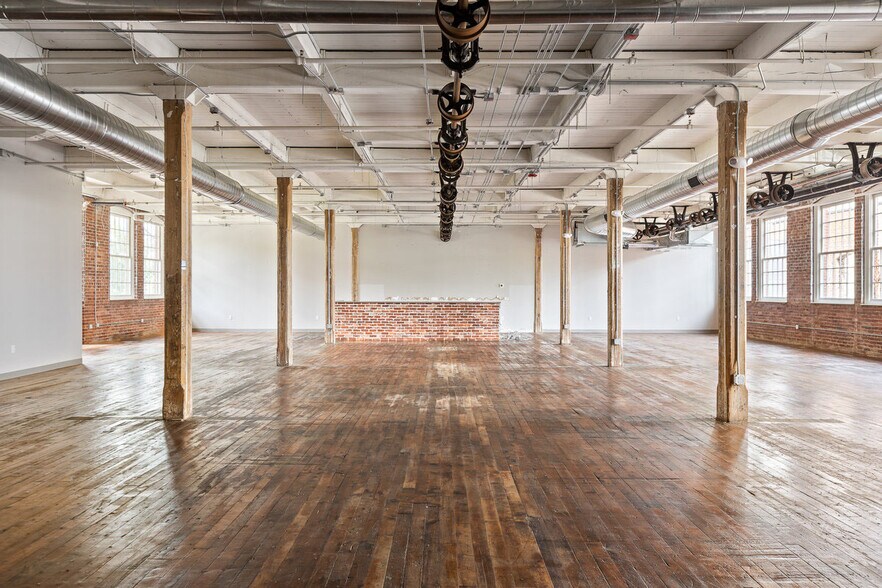 More Photos Of 205 Manufacturers Rd, Chattanooga General Retail For Lease