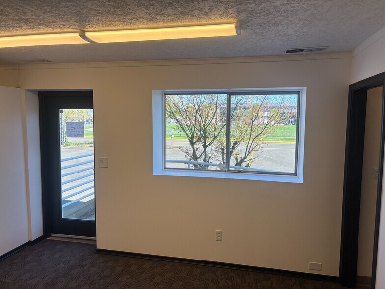 More Photos Of 250 SE Booth Bend Rd, McMinnville Manufacturing For Lease