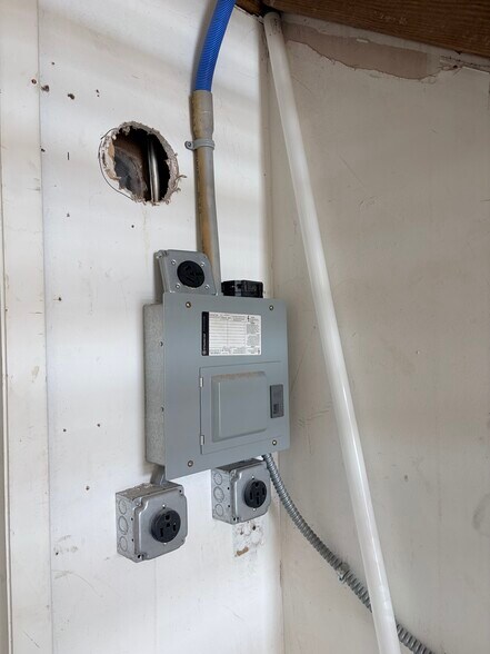 More Photos Of 1209 Gateway Rdg, Lake Park Warehouse For Sale