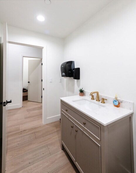 More Photos Of 15206 Grevillea Ave, Lawndale Warehouse For Lease