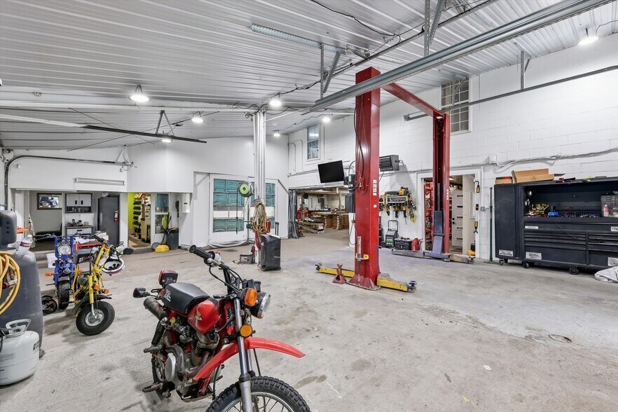 More Photos Of 7511 Leavenworth Rd, Kansas City Auto Repair For Sale