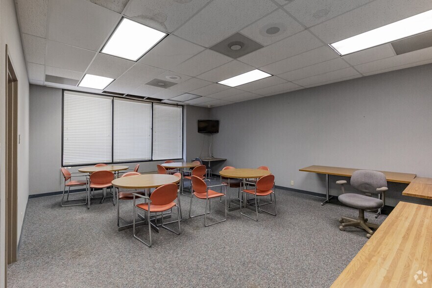 More Photos Of 1313 Oates Dr, Mesquite Office For Sale