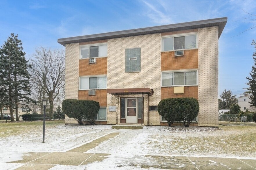 Primary Photo Of 8003 W Foster Ln, Niles Apartments For Sale