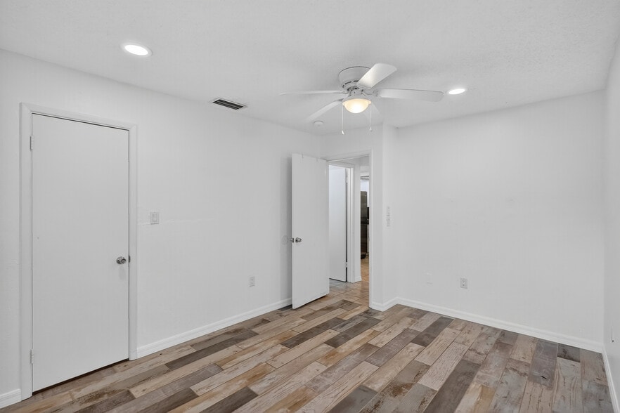 More Photos Of 1884 Southpointe Dr, Sarasota Apartments For Sale