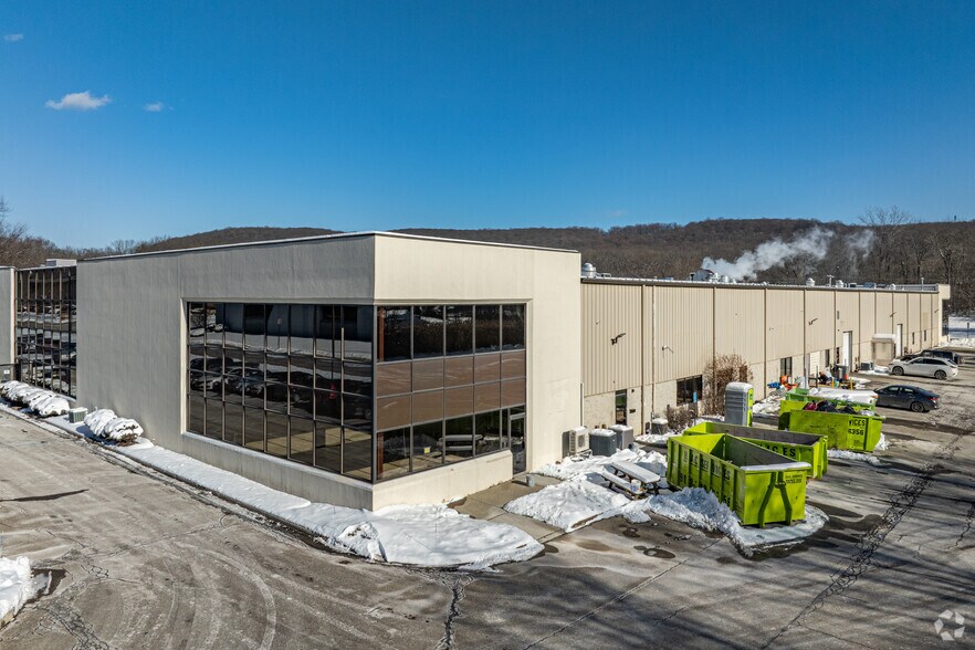 More Photos Of 101 Bilby Rd, Hackettstown Showroom For Lease