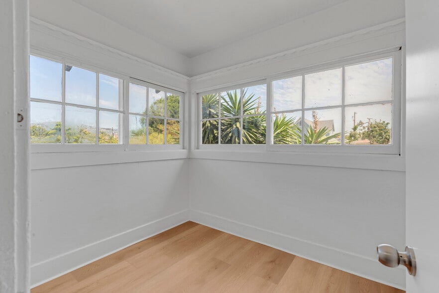 More Photos Of 372 W 11th St, San Pedro Apartments For Sale