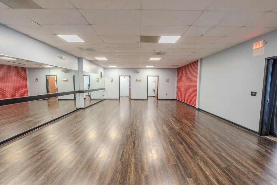 More Photos Of 1931 Washington Valley Rd, Martinsville Storefront Retail Office For Lease