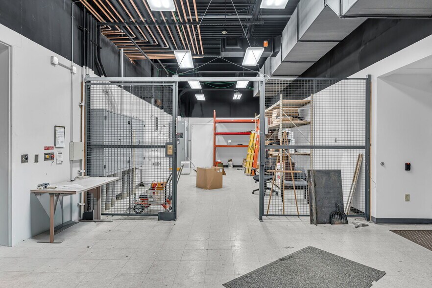 More Photos Of 400 SE Jefferson St, Topeka Flex For Sale