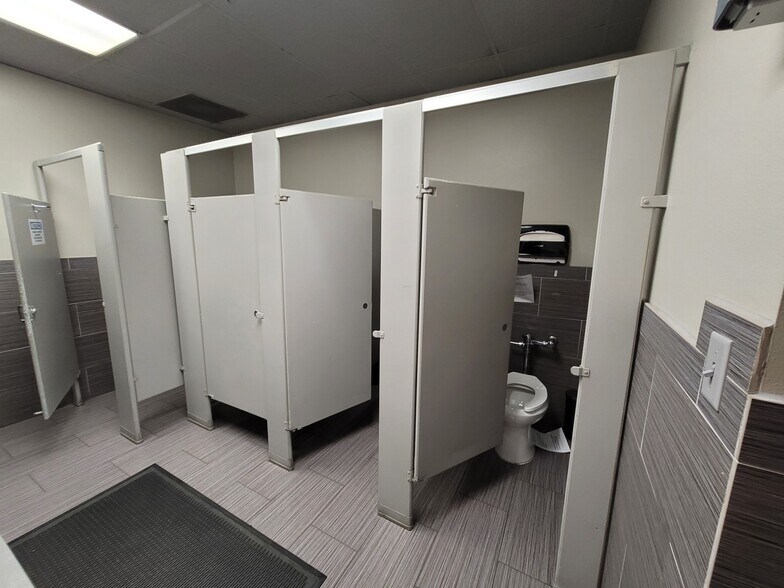 More Photos Of 17431 N Black Canyon Fwy, Phoenix Manufacturing For Sale