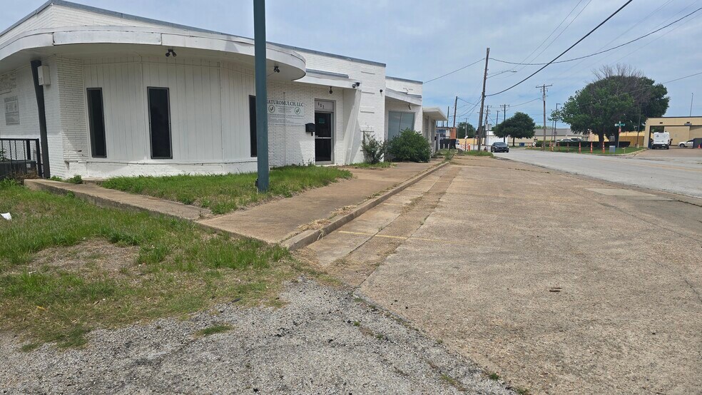 More Photos Of 602-604 E Davis St, Grand Prairie Light Manufacturing For Sale