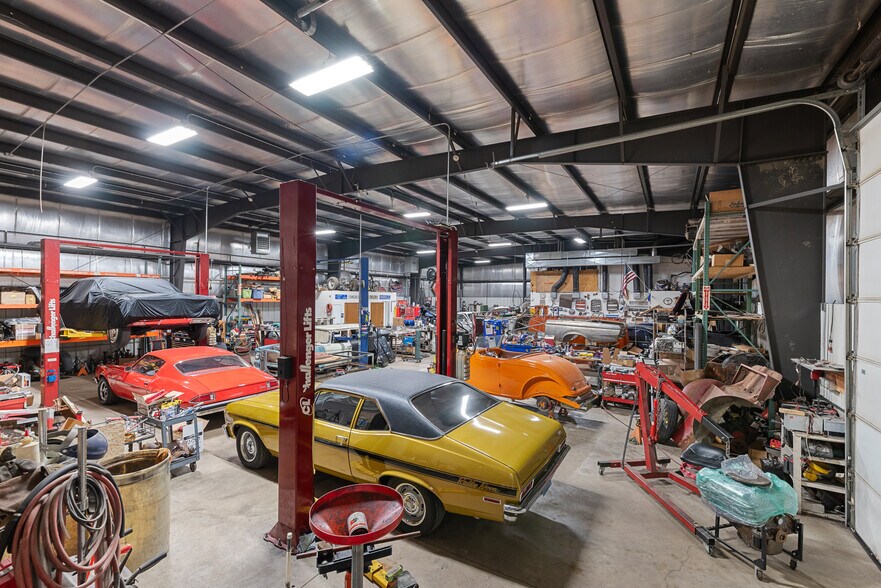 More Photos Of 105 Wilmont Dr, Waukesha Light Manufacturing For Sale