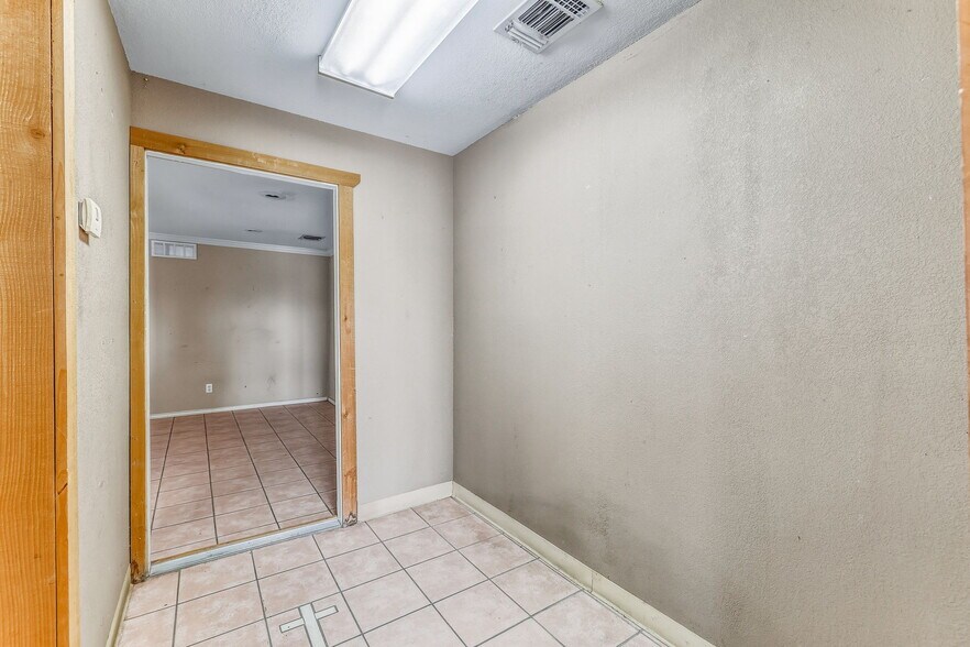 More Photos Of 26 W Washington Dr, San Angelo Warehouse For Sale