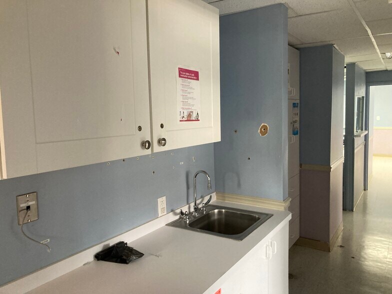 More Photos Of 810 Abbott Blvd, Fort Lee Medical For Sale