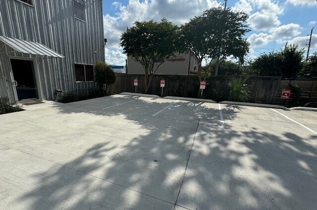 More Photos Of 5712 Val Verde St, Houston Loft Creative Space For Lease