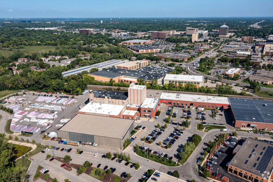 More Photos Of 5320 W 23rd St, Saint Louis Park Showroom For Lease