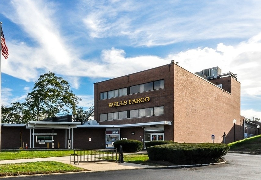 More Photos Of 40 Main St, Toms River Freestanding For Lease