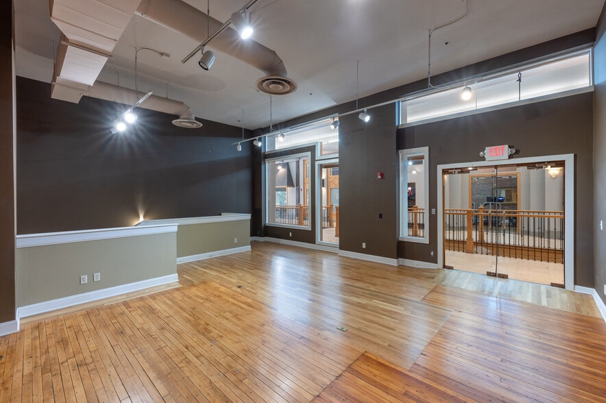 More Photos Of 1463 Market St, Chattanooga Storefront Retail Office For Lease