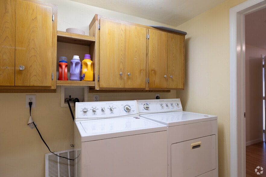 More Photos Of 236 Grove St S, Venice Freestanding For Sale