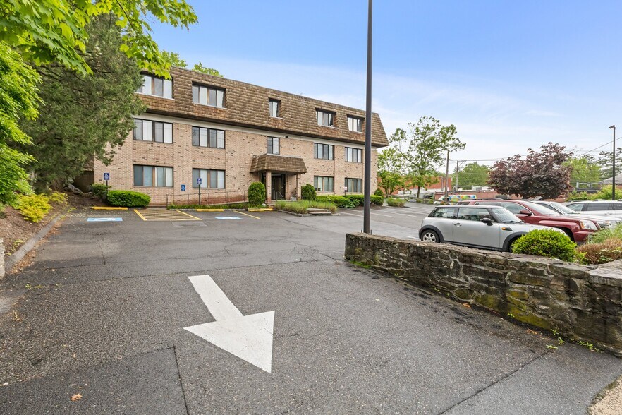 More Photos Of 7 Riversville Rd, Greenwich Medical For Lease