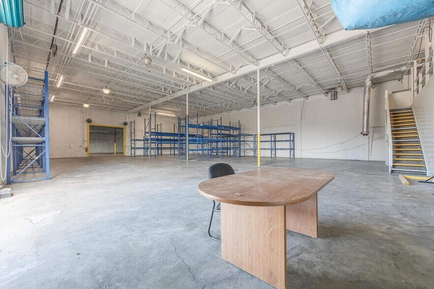 More Photos Of 2546-2578 Fowler St, Fort Myers Warehouse For Lease