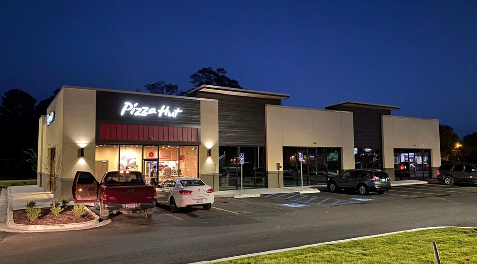 More Photos Of 1300 Elm St W, Hampton Restaurant For Sale