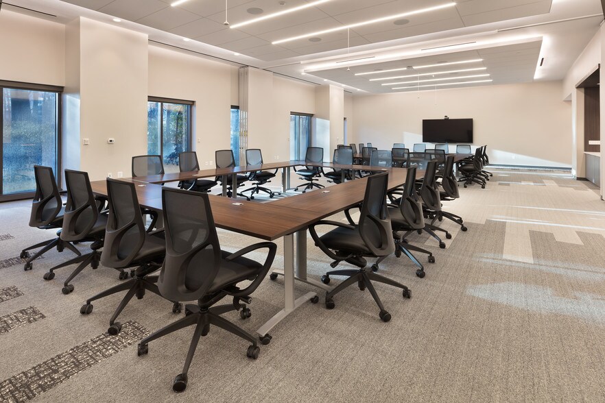 More Photos Of 3110 Fairview Park Dr, Falls Church Office For Lease