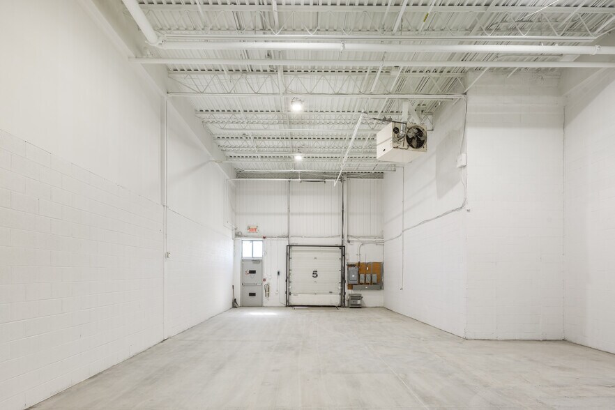 More Photos Of 5776-5782 Blvd Thimens, Montréal Warehouse For Lease