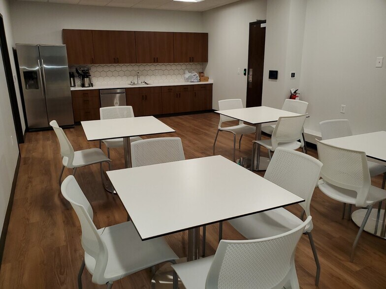 More Photos Of 160 Newtown Rd, Virginia Beach Office For Lease