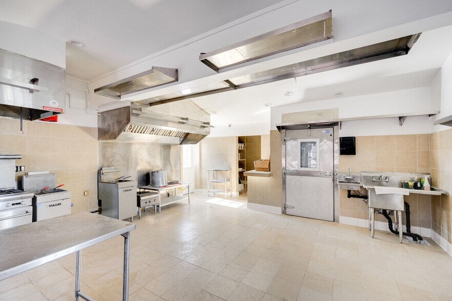 More Photos Of 6500 Foothill Blvd, Tujunga Restaurant For Sale