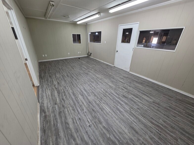 More Photos Of 915 Curtis St, Monroe Distribution For Lease