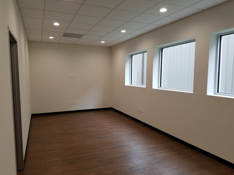 More Photos Of 7515 Oak Bluff Dr, Magnolia Office For Lease