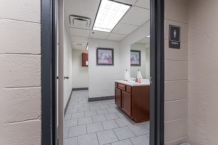 More Photos Of 1900 NE 36th St, Oklahoma City Office For Sale