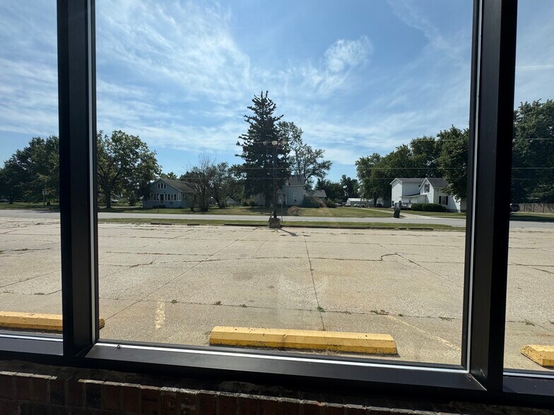 More Photos Of 109 E Clark St, La Plata Freestanding For Lease
